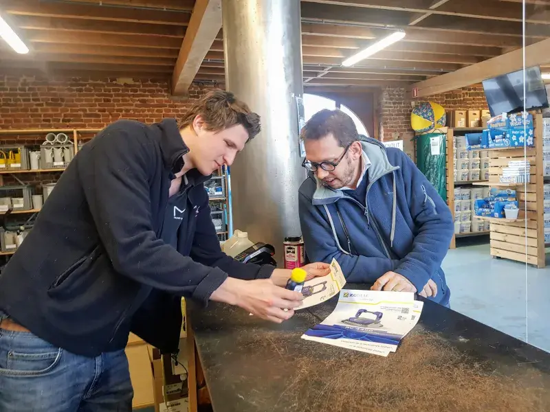 Techniciens terrain utilisant Odoo pour gérer les interventions sur site