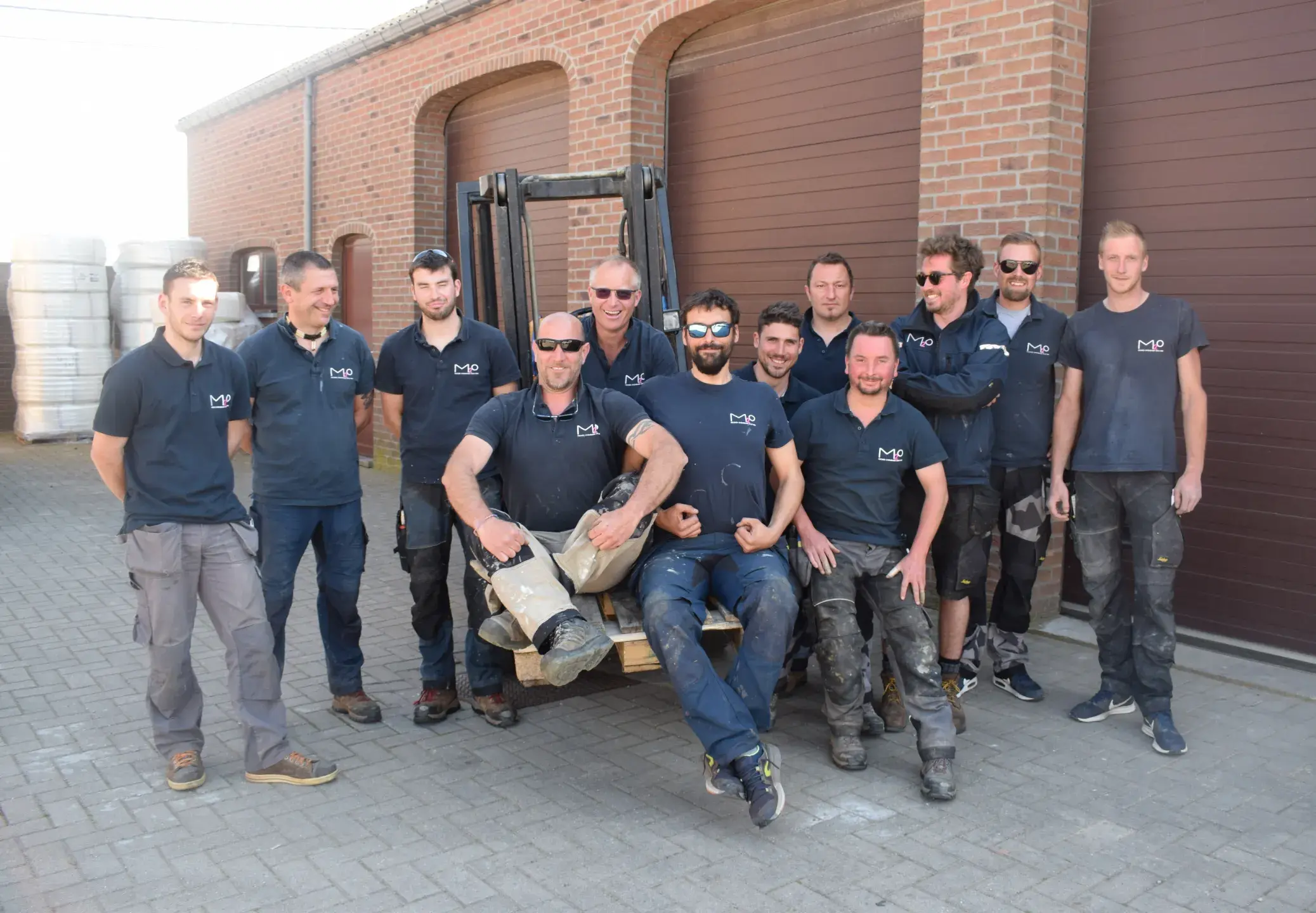 Équipe M2O collaborant via des tableaux de bord Odoo en temps réel