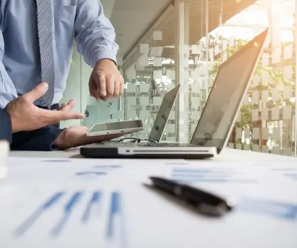 Un employé présente Odoo sur un ordinateur portable dans un environnement professionnel