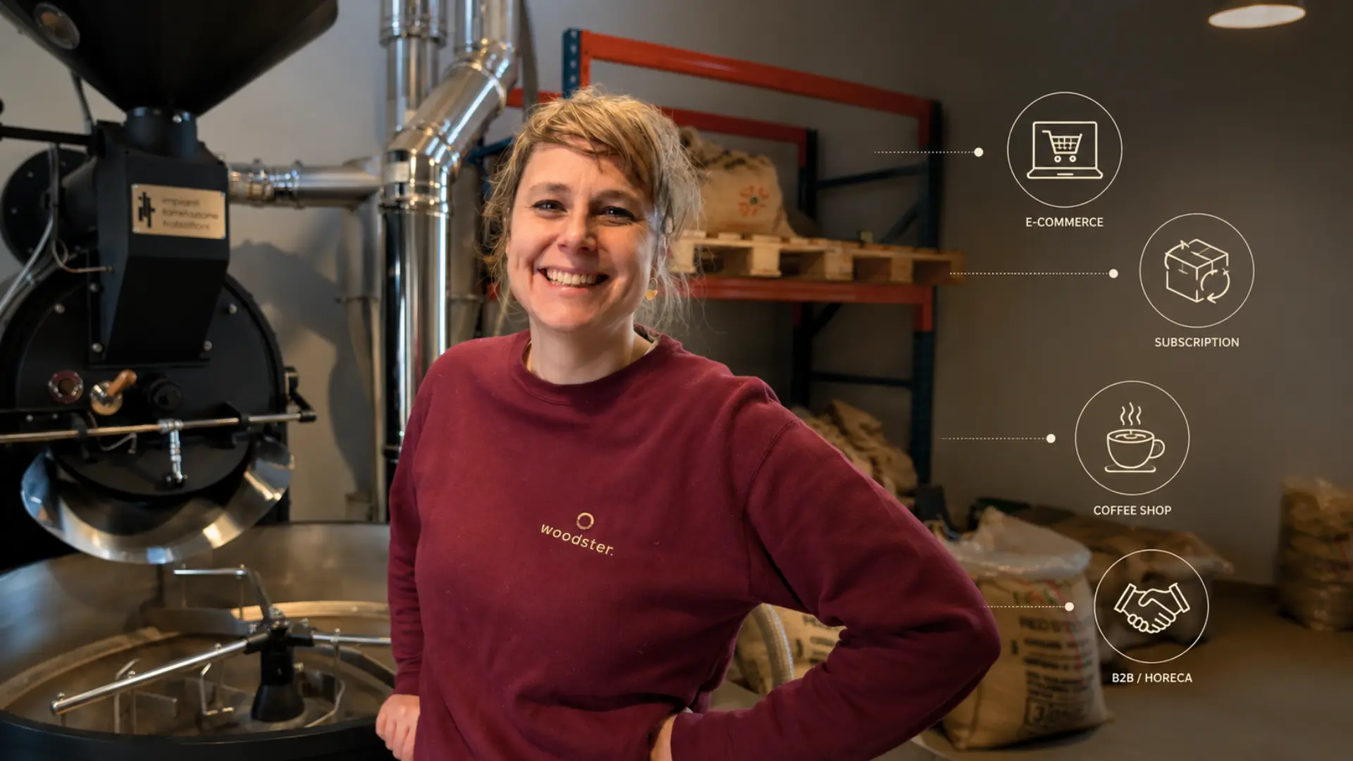 Une employée souriante de Woodster utilise Odoo pour gérer les ventes de l’entreprise.