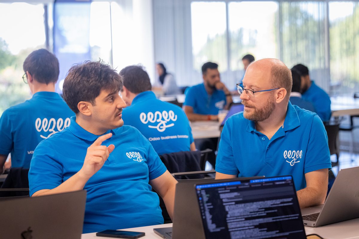 Consultants Eezee en discussion sur un projet Odoo